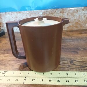 Vintage Tupperware Brown 2 Quart Pitcher 1575-9 Push Button Vacuum Seal Lid USA